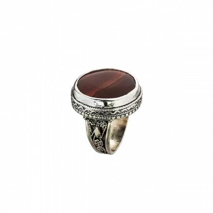 טבעת כסף ,אבן קורניאול עגולה משובצת סביב לה עבודת פיליגרן תימנית