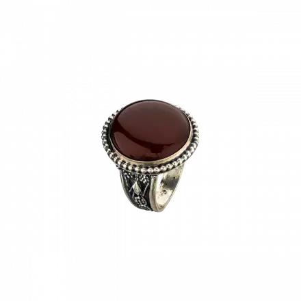 טבעת כסף ,אבן קורניאול עגולה משובצת סביב לה כדורי כסף קטנטנים
