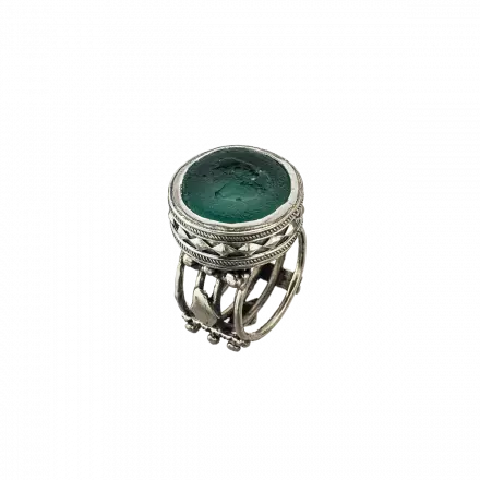 טבעת כסף רחבה עיטורי פיליגרן עוטפים זכוכית רומית מוגבהת