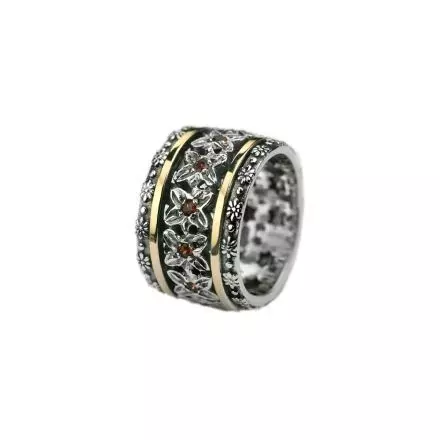 טבעת כסף במרכזה פרחים משובצים אבני גרנט סביב להם שני פסי זהב 9 קראט