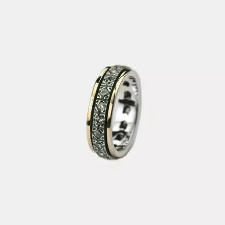 טבעת כסף צרה חישוק זהב משובץ זירקונים במרכזה ושני פסי זהב בשולי הטבעת