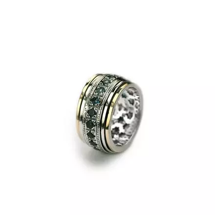 טבעת כסף במרכזה חישוקי כסף מהם אחד משובץ אבני לונדון בלו טופז סביבם שני פסי זהב 9 קראט