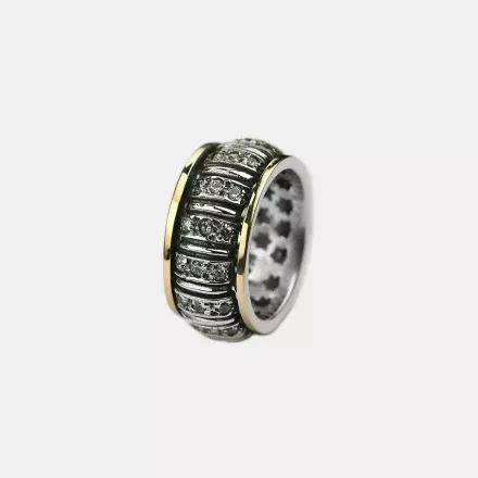 טבעת כסף קמורה חריטת ושיבוץ אבני זירקון לרוחב הטבעת ובשוליה שני פסי זהב 9 קראט