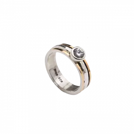 טבעת כסף במרכזה חישוק מסתובב רקוע משובץ אבן זירקון ושוליה עטופים בזהב 9 קראט