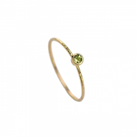 טבעת השראה זהב 14 קראט בשילוב פרידוט קטן שיבוץ חלק