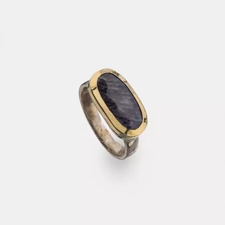 טבעת כסף בשילוב זהב 9 קראט ובשיבוץ אבן ספיר קורונדום אובלית 
