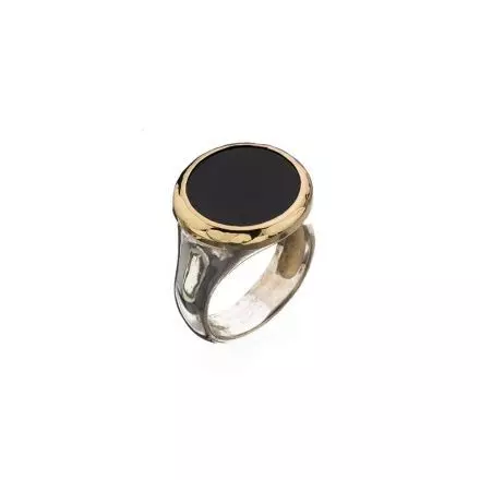 טבעת כסף רקועה אבן אוניקס עגולה משובצת במעטפת זהב 9 קראט