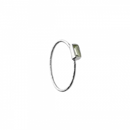 טבעת כסף בשילוב מלבן פרידוט רוחבי קטן חלק