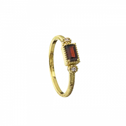 טבעת זהב 14 קראט משובצת אבן גרנט מלבנית ויהלומים בצידיה 0.02ct