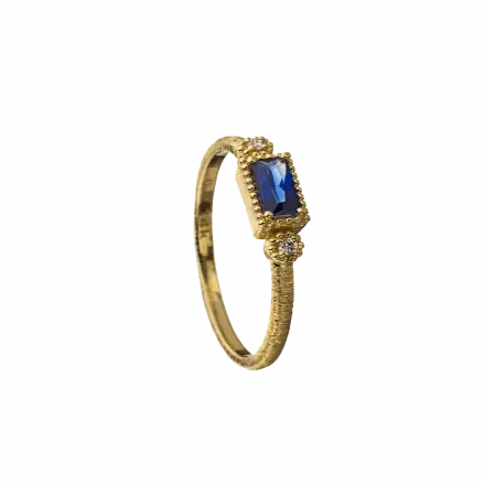 טבעת זהב 14 קראט משובצת אבן ספיר קורונדום מלבנית ויהלומים בצידיה 0.02ct