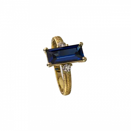 טבעת זהב 14 קראט משובצת אבן ספיר קורונדום לאורכה ויהלומים בצידיה 10 נקודות