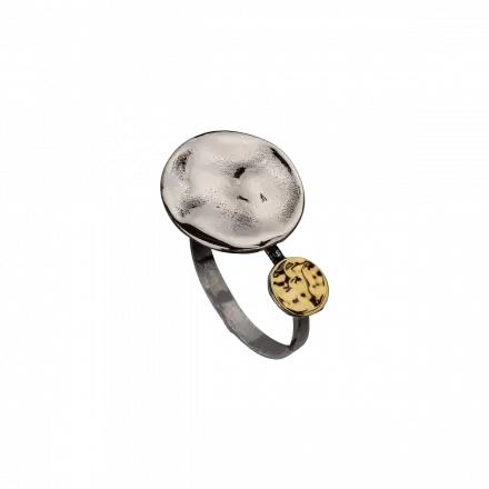 טבעת כסף עיגול רקוע בשילוב עיגול זהב 9 קראט