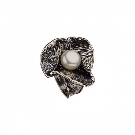 טבעת כסף פרח קעור בשיבוץ פנינה לבנה