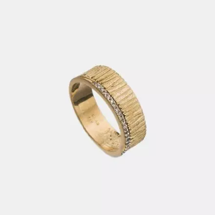טבעת זהב 14 קראט בטקסטורת פסים ושורת יהלומים 0.10ct