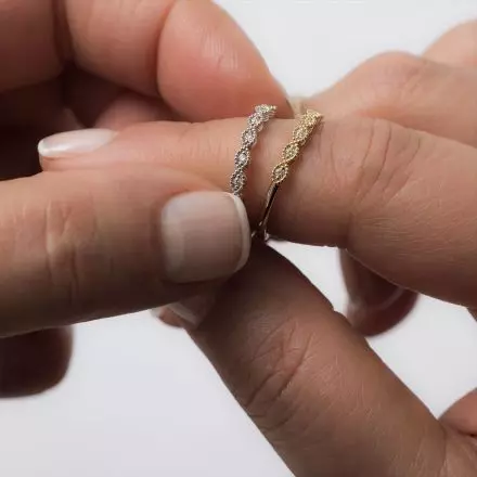טבעת זהב לבן 14 קראט, דגם מרקיזה, משובצת יהלומים 0.07CT