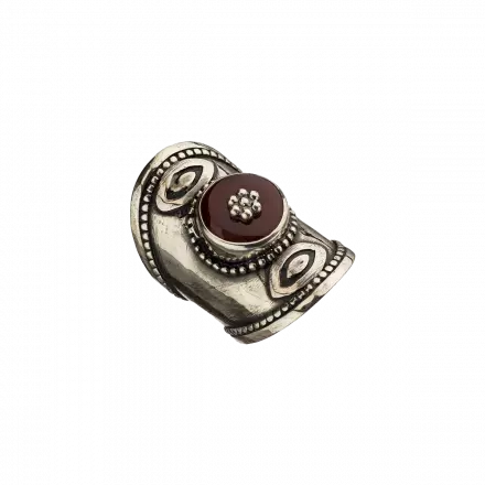 טבעת כסף רחבה מעוטרת בשיבוץ קורניאול