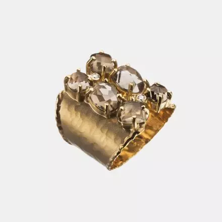 טבעת זהב 14 קראט רחבה משובצת אבני סמוקי קוורץ ויהלומים