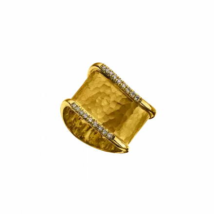 טבעת זהב 14 קראט רקועה, בשוליה הגליים שיבוץ יהלומים 18 נקודות