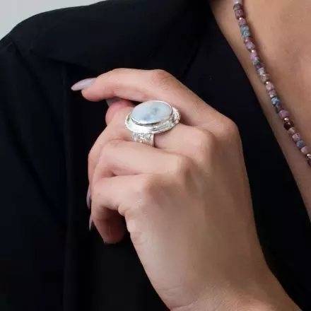טבעת כסף במרכזה משולבת פנינת כפתור ייחודית בגודלה