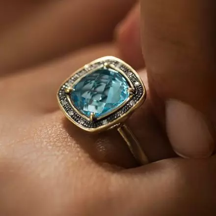 טבעת זהב 14 קראט בשילוב אבן בלו טופז ויהלומים 0.06ct בגימור רודיום