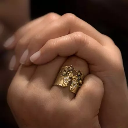 טבעת זהב 14 קראט רחבה, עליה פרחים משובצים אבני סמוקי קוורץ ויהלומים 0.20CT