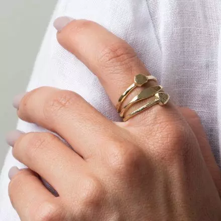 טבעת זהב 9 קראט שלושה חישוקים עם צורות גאומטריות מחוברים זה לזה