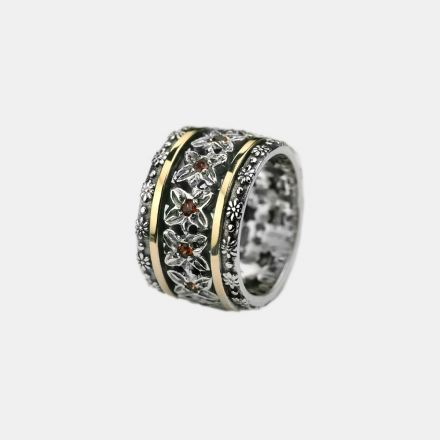 טבעת כסף במרכזה פרחים משובצים אבני גרנט סביב להם שני פסי זהב 9 קראט