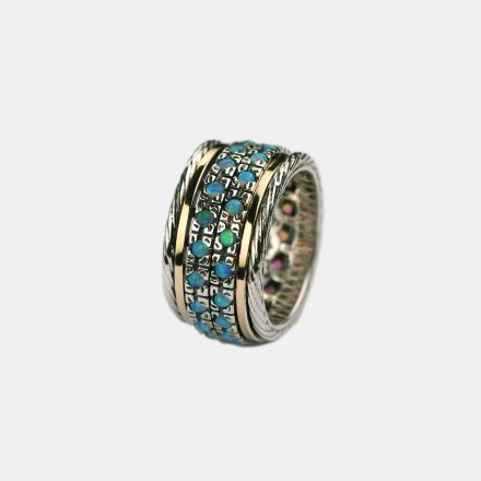 טבעת כסף במרכזה שני חישוקים משובצים אבני אופל, סביב להם שני פסי זהב 9 קראט