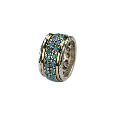 טבעת כסף במרכזה שני חישוקים משובצים אבני אופל, סביב להם שני פסי זהב 9 קראט