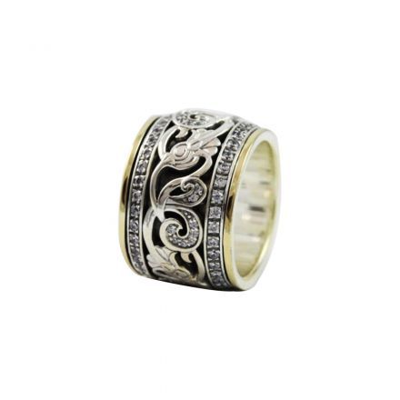 טבעת כסף רחבה עיטורי "ערבסק" ושני חישוקי כסף משובצים אבני זירקון סביבם שני פסי זהב 9 קראט.