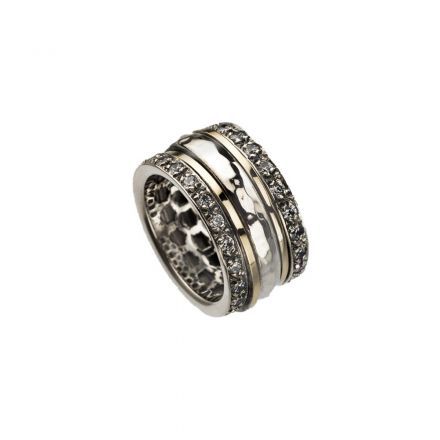 טבעת כסף במרכזה שני חישוקים משובצים אבני זירקון, סביב להם שני פסי זהב 9 קראט