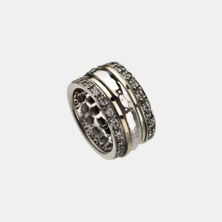 טבעת כסף במרכזה שני חישוקים משובצים אבני זירקון, סביב להם שני פסי זהב 9 קראט