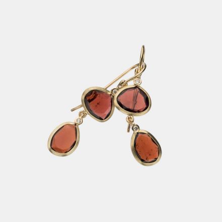 עגילי זהב 14 קראט, שתי אבני "פולקי" גרנט קטנות , בינהן יהלומים 0.04CT