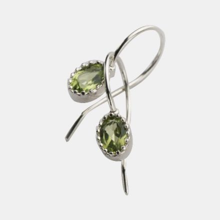 עגילי כסף שיבוץ "כתר" אבן פרידוט -אבן לידה אוגוסט