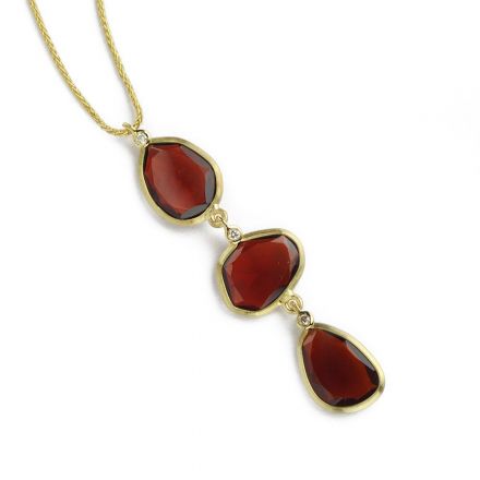 שרשרת זהב 14 קראט, תליון ובו שלוש אבני "פולקי" גרנט , בינהן יהלומים 0.03CT