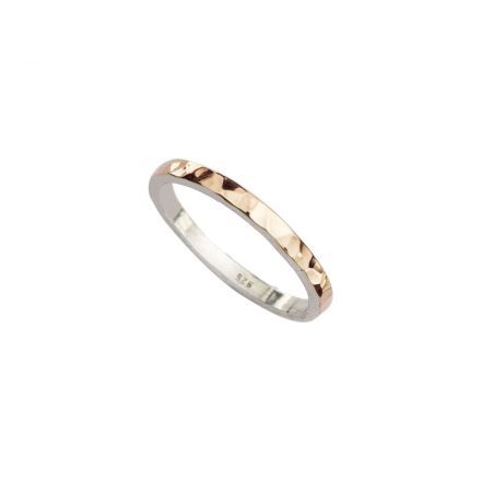 טבעת כסף דקה, רקועה, בחלקה העליון זהב אדום 9 קראט