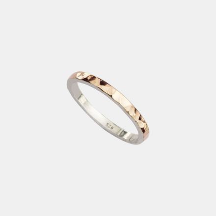 טבעת כסף דקה, רקועה, בחלקה העליון זהב אדום 9 קראט