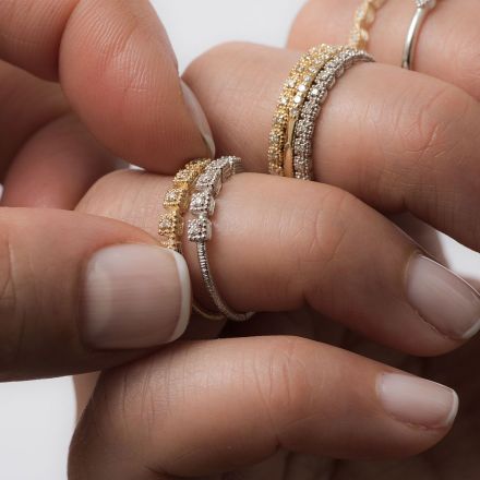 טבעת זהב צהוב 14 קראט, ריבועים, בחלקה העליון משובצת יהלומים 0.05CT