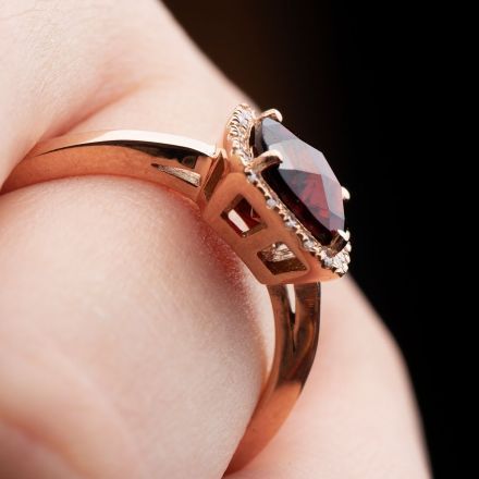 טבעת זהב אדום 14 קראט ,אבן גרנט מרובעת סביבה שיבוץ יהלומים 0.10 קראט