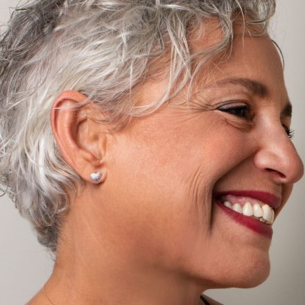 עגילי זהב לבן 9 קראט לב, צמודי אוזן משובצי יהלומים 0.24CT