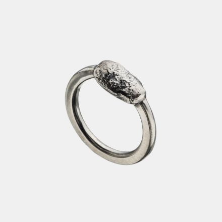 טבעת כסף גימור מט מושחר, במרכזה אלמנט דמויי רגב אדמה