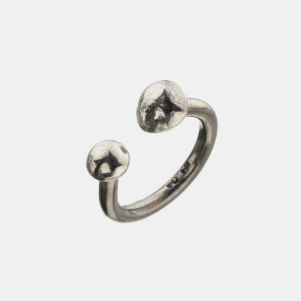 טבעת כסף גימור מט מושחר, פתוחה בחלקה העליון, 2 כיפות כסף בקצותיה