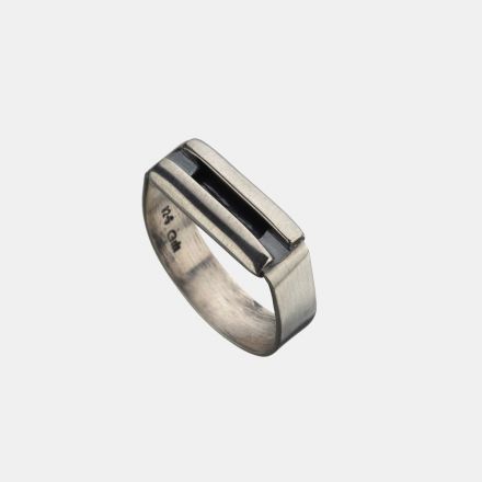 טבעת כסף גימור מט מושחר, במרכזה אלמנט דמויי חבק כסף 