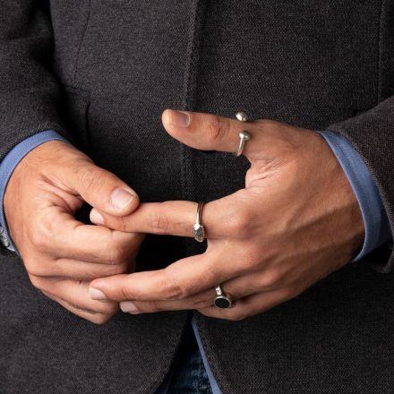 טבעת כסף גימור מט מושחר, במרכזה אלמנט דמויי רגב אדמה