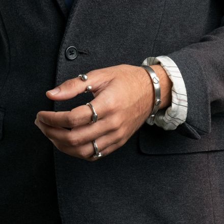 טבעת כסף גימור מט מושחר, פתוחה בחלקה העליון, 2 כיפות כסף בקצותיה