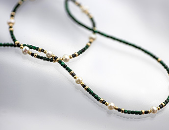 קולקציית נגיעה רכה - תכשיטי גולדפילד בשילוב אבני מלכיט, ספינל ופנינים